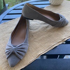 Vionic gray suede pointy-toe flats. Size 9.5